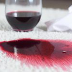 Plamy z czerwonego wina - najlepsze sposoby na usuwanie plam